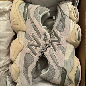 New balance 9060
Men’s US 9.5